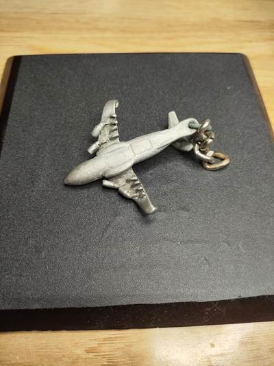 新时代收藏徽章红藏拍卖(第二十四场)  限时回归徽章杂项大合集拍场 美国空军蒙皮纪念品 C-17环球霸王运输机 使用该运输机的蒙皮熔化倒入模具加工而成 品相一般 坠机品相