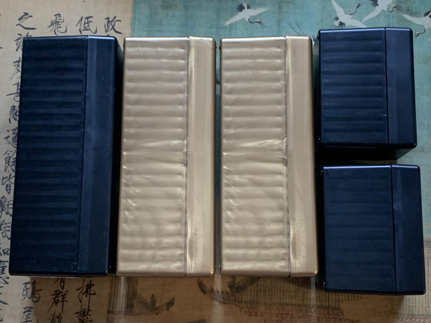 《竞宝斋》第411场 周日，周一，周二，3场连拍 （全场包邮） PCGS评级币收纳盒5个一组，带稀有的限量款金色收纳盒，可放80枚PCGS标准评级币。