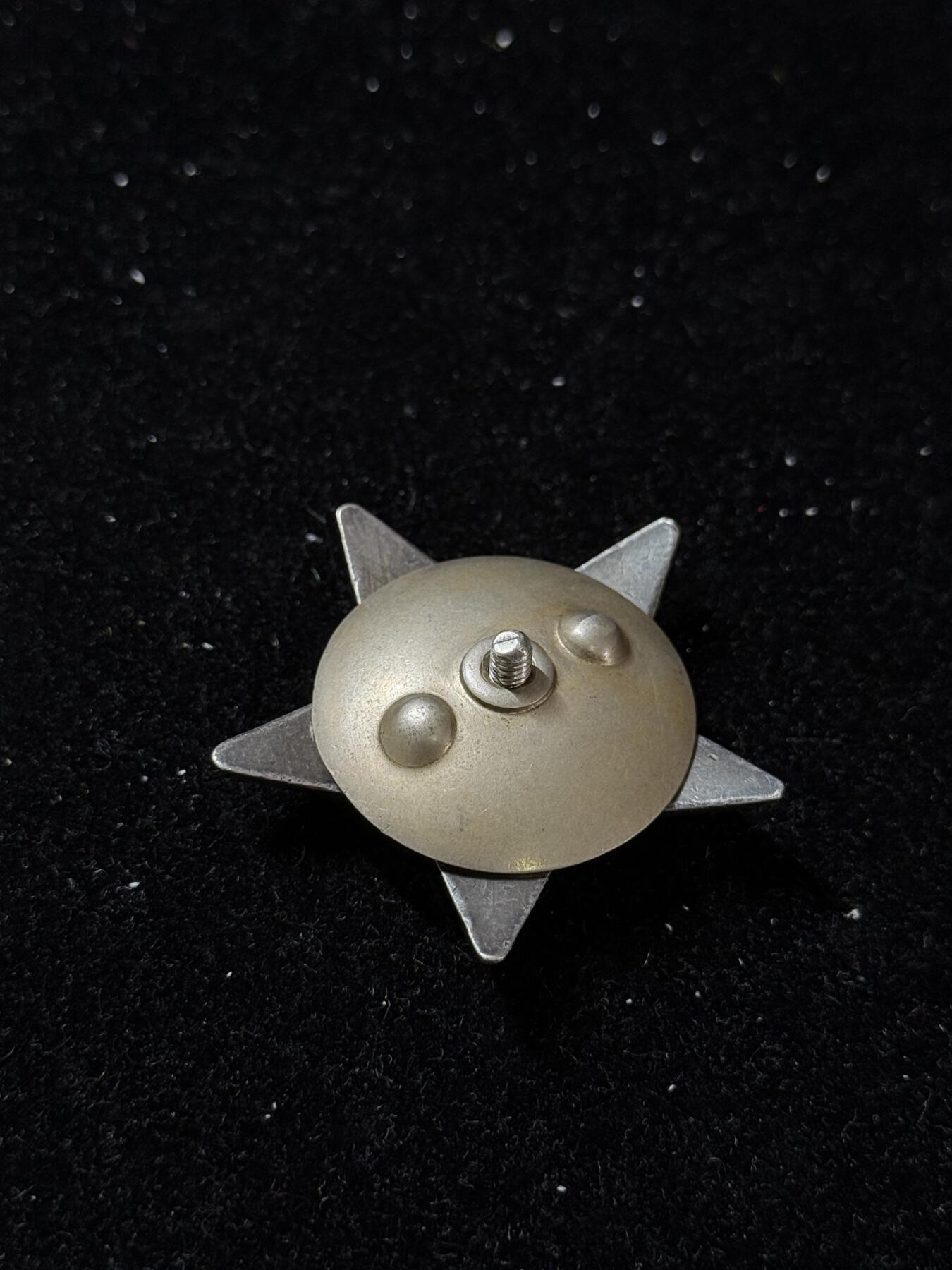 戎马世界章牌大赏第103期 苏联红星勋章，号段2596958，炮兵声测侦查员战斗中声测绘图 附得主照片 有掉皮