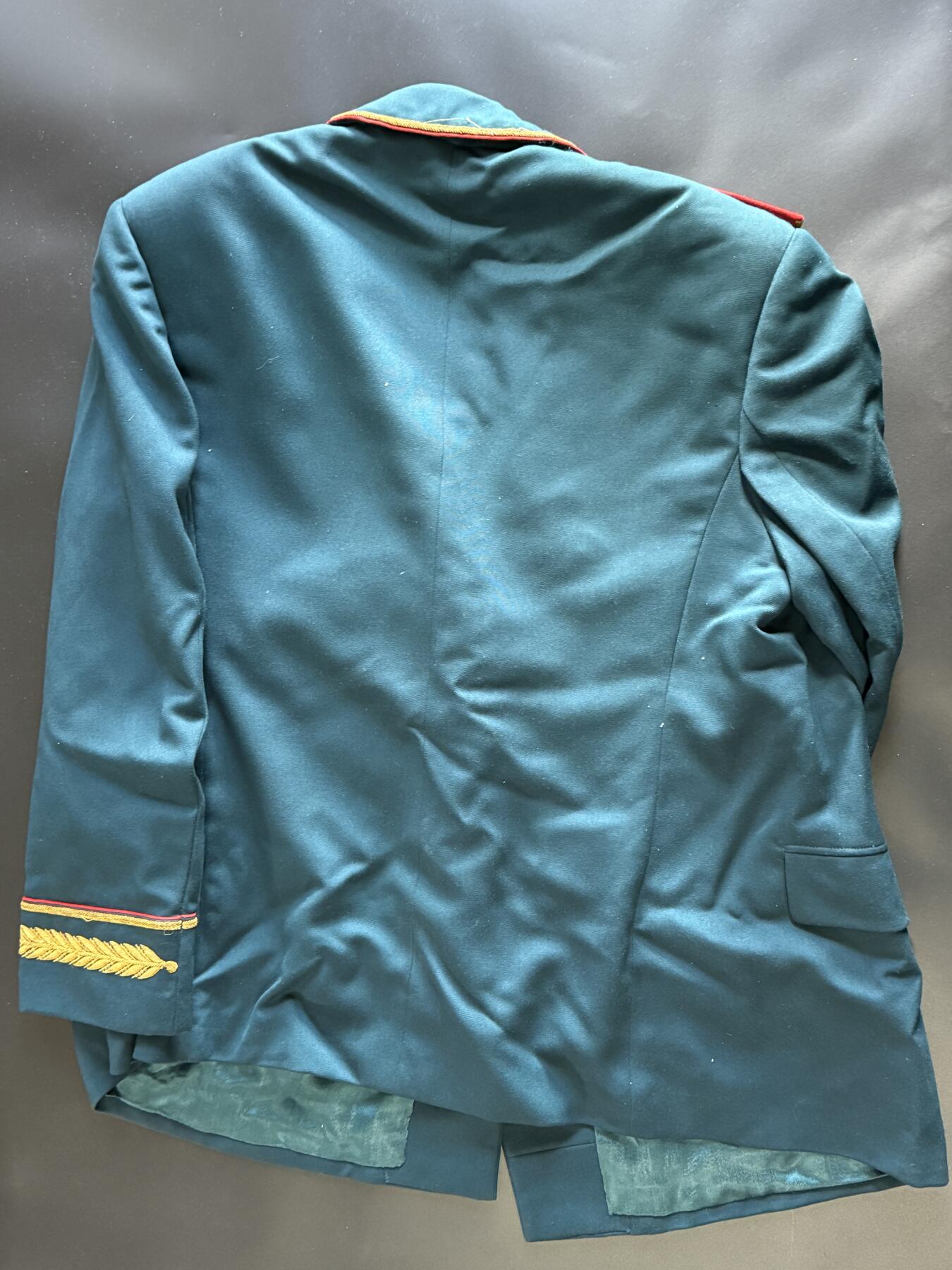 戎马世界章牌大赏第103期 苏联m69少将礼服，胸前配章除近卫军证章与列宁百年纪念章外均为复刻！
