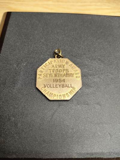 新时代收藏徽章红藏拍卖(第二十四场)  限时回归徽章杂项大合集拍场 朝鲜战争时期 美军第七集团军全军排球比赛冠军奖章 背刻比赛种类和等级 铜制珐琅