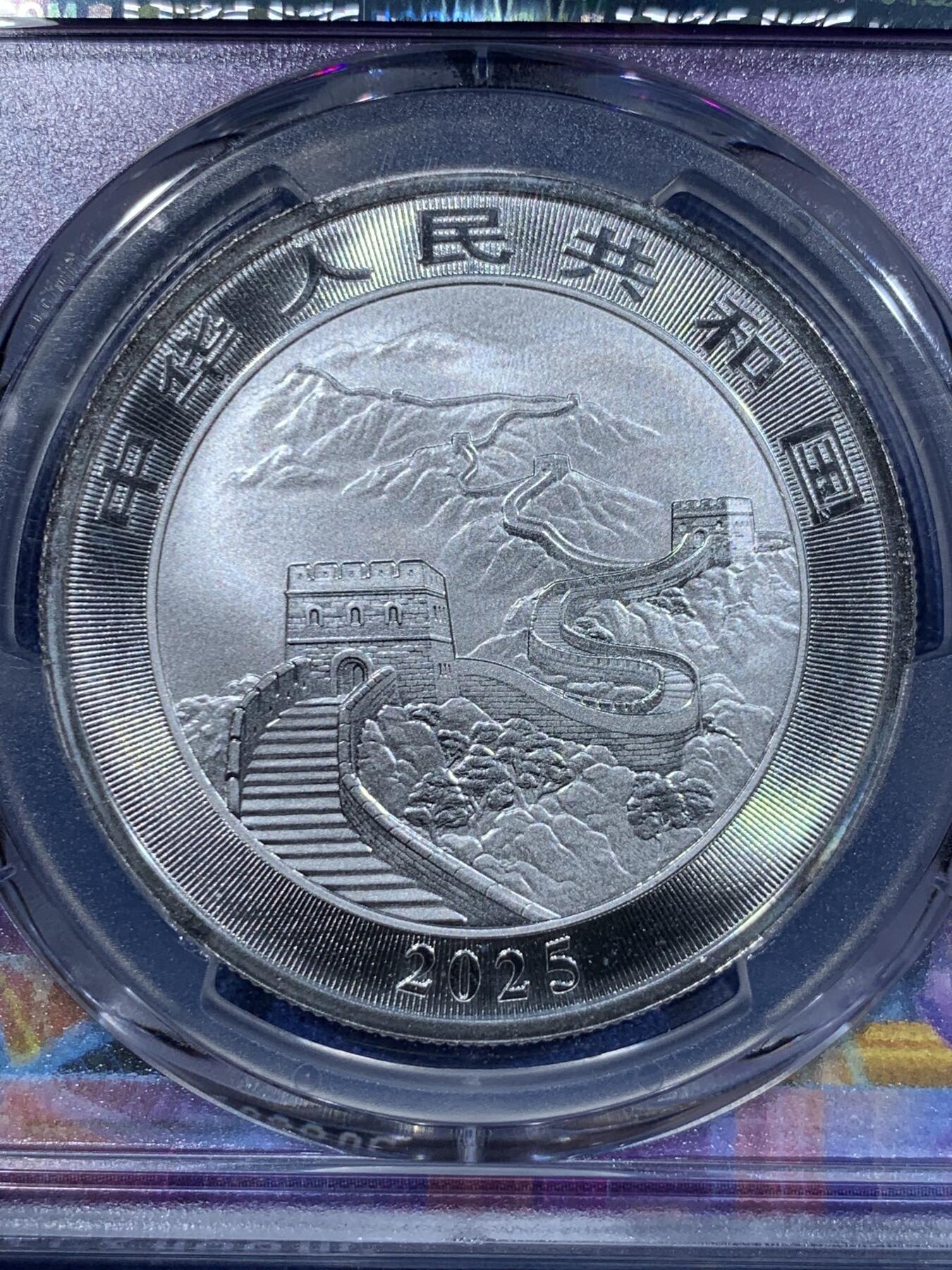 《竞宝斋》第411场 周日，周一，周二，3场连拍 （全场包邮） 三枚一组 PCGS MS70 2025中国龙银币 FS初铸版 海外首发城市新加坡，东京，香港特别标签。限量发行3000套，带初铸标且3枚都满分的不到一半。香港和东京的两枚背面支撑架有磕，细节见图。