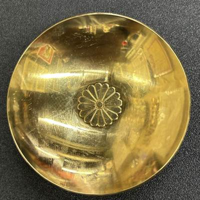 西秦中古拍卖第五十六期 - 不忘历史 日本昭和时代皇室菊瓣纹镀金赏杯