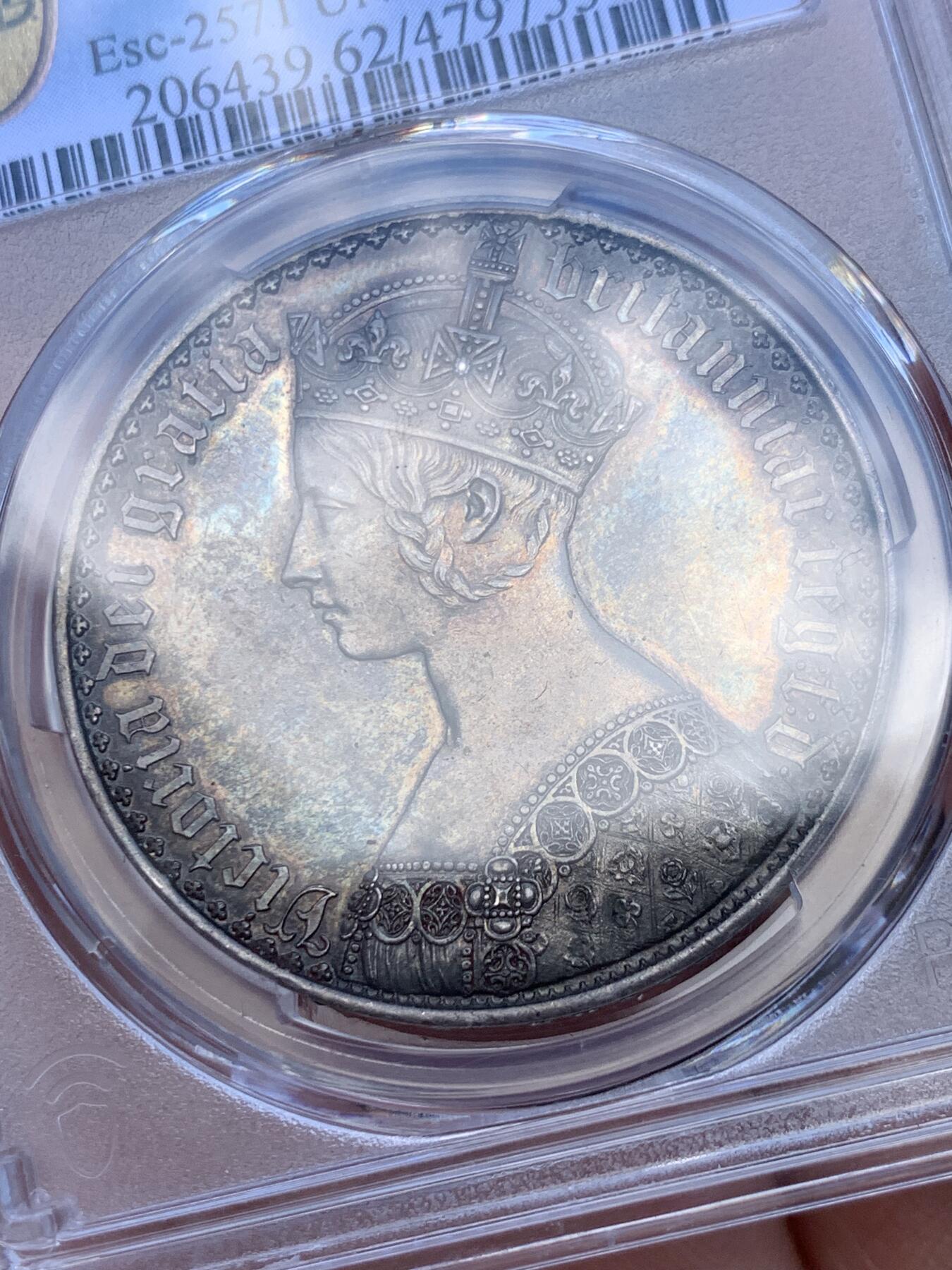 《竞宝斋》第411场 周日，周一，周二，3场连拍 （全场包邮） PCGS PR62 英国1847年维多利亚女王肖像 哥特体精制克朗银币  最美英国硬币 铸造量8000枚 醇美包浆 立体感一流 上手震撼 龙头品种 （人像面文字分别为：维多利亚，蒙神之恩，不列颠女王，信仰守护者；背面文字分别为：守护，联合王国神，主纪念，第1847年），深彩包浆，打制犀利。