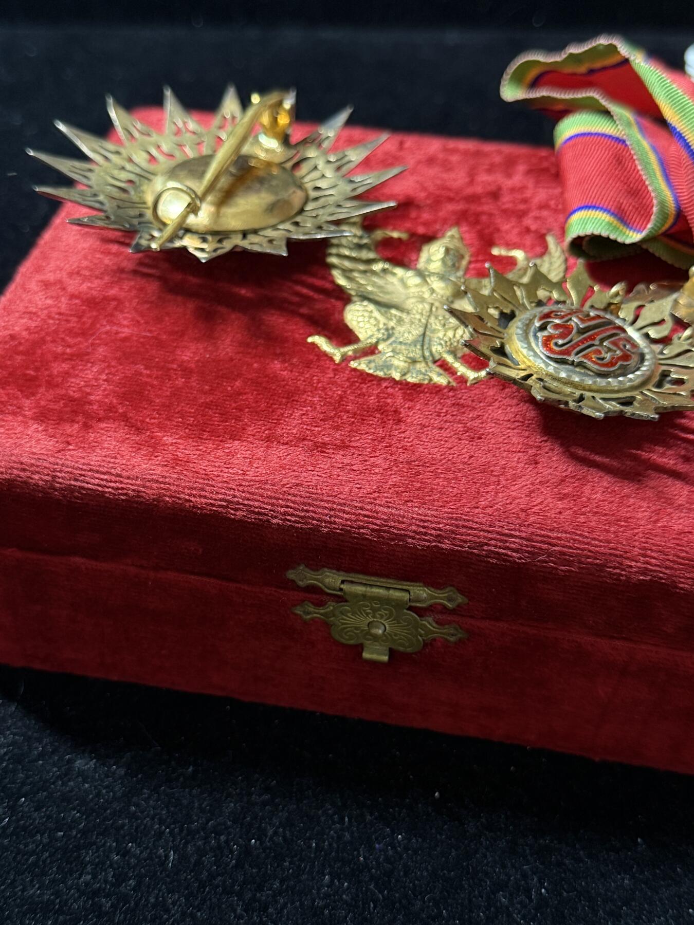 戎马世界章牌大赏第103期 泰国白象勋章，大军官级，带盒，银制，早期珠宝商制作，活页部分轻微瑕疵