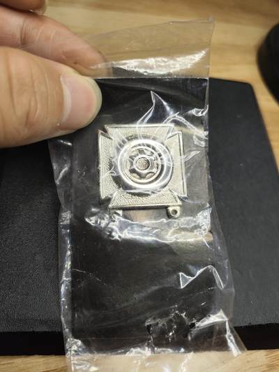 新时代收藏徽章红藏拍卖(第二十四场)  限时回归徽章杂项大合集拍场 - 美军 载具驾驶技能章 授予坦克装甲车成员组 好品带包装背后有售价