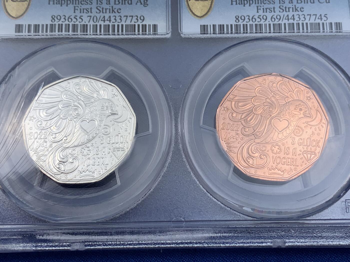 《竞宝斋》第411场 周日，周一，周二，3场连拍 （全场包邮） 两枚装 PCGS MS70/MS69RD 奥地利2022年发行《幸福是一只鸟》九边形5欧新年硬币 银质/铜质 盒子有暗裂纹 细节见图