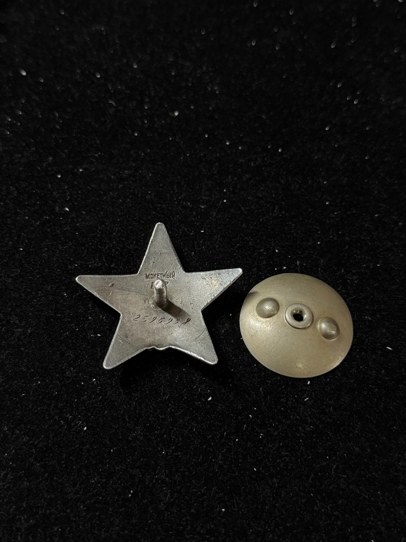 戎马世界章牌大赏第103期 苏联红星勋章，号段2596958，炮兵声测侦查员战斗中声测绘图 附得主照片 有掉皮
