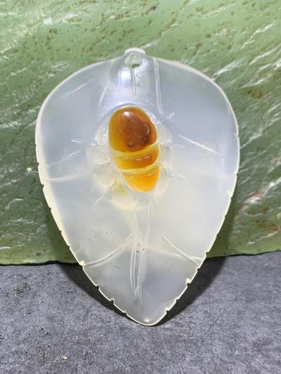 精美手工雕刻天然原皮马达加斯加玛瑙俏色巧雕树叶蜘蛛吊坠(把件)一个， - 精美手工雕刻天然原皮马达加斯加玛瑙俏色巧雕树叶蜘蛛吊坠(把件)一个，