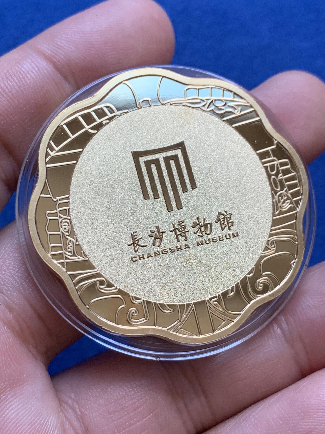 《竞宝斋》第411场 周日，周一，周二，3场连拍 （全场包邮） 长沙博物馆异形纪念章 商兽面纹提梁卣