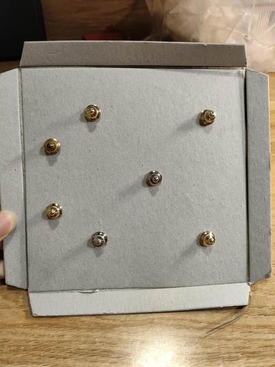 新时代收藏徽章红藏拍卖(第二十四场)  限时回归徽章杂项大合集拍场 新疆维吾尔自治区成立50周年纪念章 发给当时的干部 量很少 带编号 204号 一套不缺章