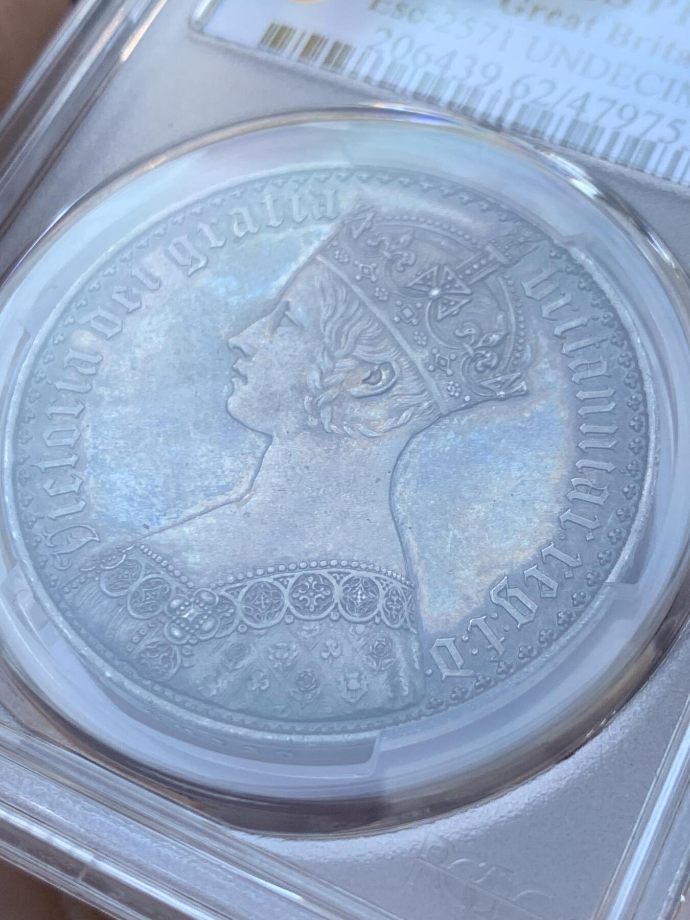 《竞宝斋》第411场 周日，周一，周二，3场连拍 （全场包邮） PCGS PR62 英国1847年维多利亚女王肖像 哥特体精制克朗银币  最美英国硬币 铸造量8000枚 醇美包浆 立体感一流 上手震撼 龙头品种 （人像面文字分别为：维多利亚，蒙神之恩，不列颠女王，信仰守护者；背面文字分别为：守护，联合王国神，主纪念，第1847年），深彩包浆，打制犀利。