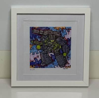 零元拍：歪歪亲笔签名 OWSON 系列作品装饰画《变形金刚》，已做装裱 木框相框尺寸28/28CM。因展品出展，镜框或亚克力可能有轻微划痕，介意勿拍 - 零元拍：歪歪亲笔签名 OWSON 系列作品装饰画《变形金刚》，已做装裱 木框相框尺寸28/28CM。因展品出展，镜框或亚克力可能有轻微划痕，介意勿拍