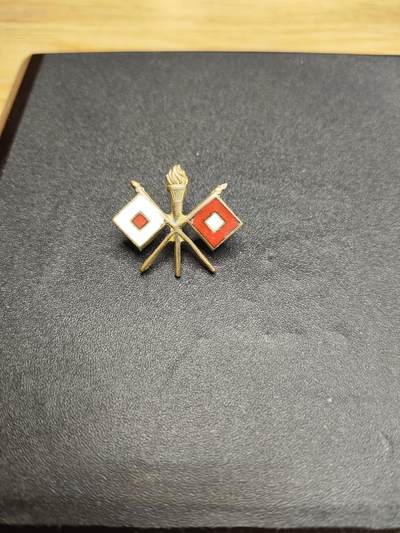 新时代收藏徽章红藏拍卖(第二十四场)  限时回归徽章杂项大合集拍场 - 二战美军 通讯兵种领章 造币厂制作 带厂标 带不生锈金属标记 此为二战期间美国开发出的一种铜合金 不会生锈 这种标记只见于二战早期徽章中