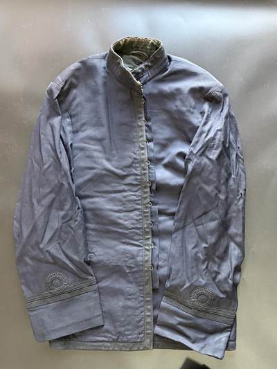 戎马世界章牌大赏第103期 - 日本海军制服，附带一条疑似国铁裤子，衣服上有蛀洞破损