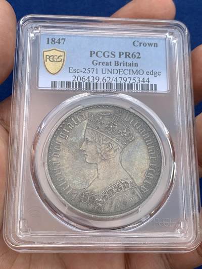 《竞宝斋》第411场 周日，周一，周二，3场连拍 （全场包邮） - PCGS PR62 英国1847年维多利亚女王肖像 哥特体精制克朗银币  最美英国硬币 铸造量8000枚 醇美包浆 立体感一流 上手震撼 龙头品种 （人像面文字分别为：维多利亚，蒙神之恩，不列颠女王，信仰守护者；背面文字分别为：守护，联合王国神，主纪念，第1847年），深彩包浆，打制犀利。