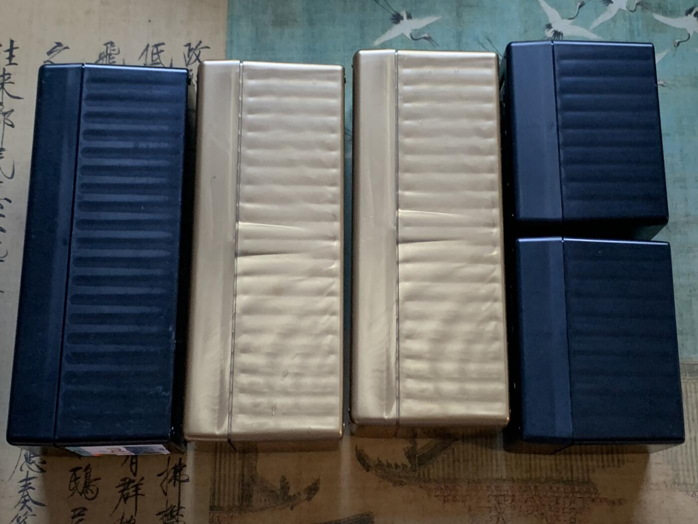 《竞宝斋》第411场 周日，周一，周二，3场连拍 （全场包邮） PCGS评级币收纳盒5个一组，带稀有的限量款金色收纳盒，可放80枚PCGS标准评级币。