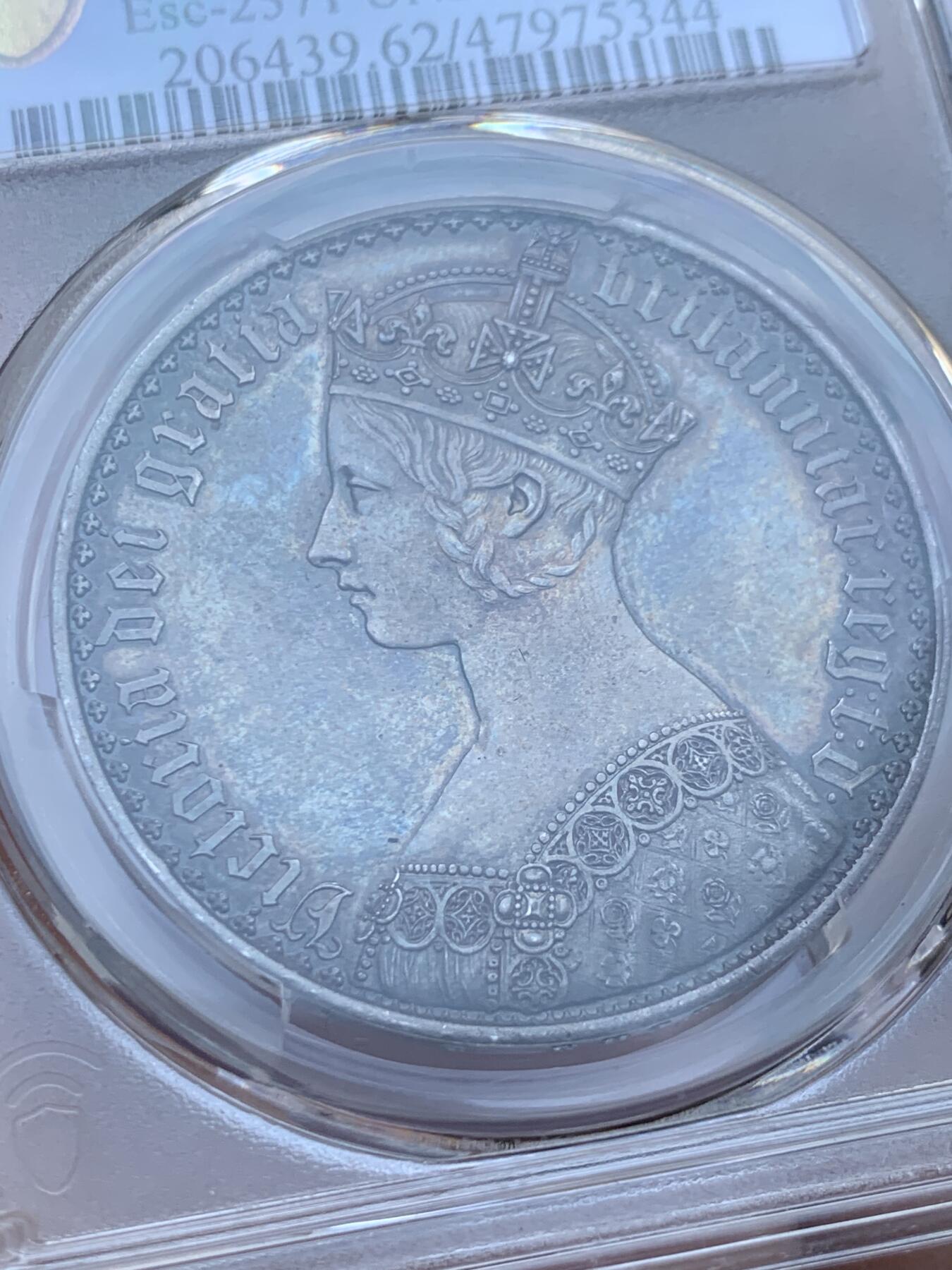 《竞宝斋》第411场 周日，周一，周二，3场连拍 （全场包邮） PCGS PR62 英国1847年维多利亚女王肖像 哥特体精制克朗银币  最美英国硬币 铸造量8000枚 醇美包浆 立体感一流 上手震撼 龙头品种 （人像面文字分别为：维多利亚，蒙神之恩，不列颠女王，信仰守护者；背面文字分别为：守护，联合王国神，主纪念，第1847年），深彩包浆，打制犀利。