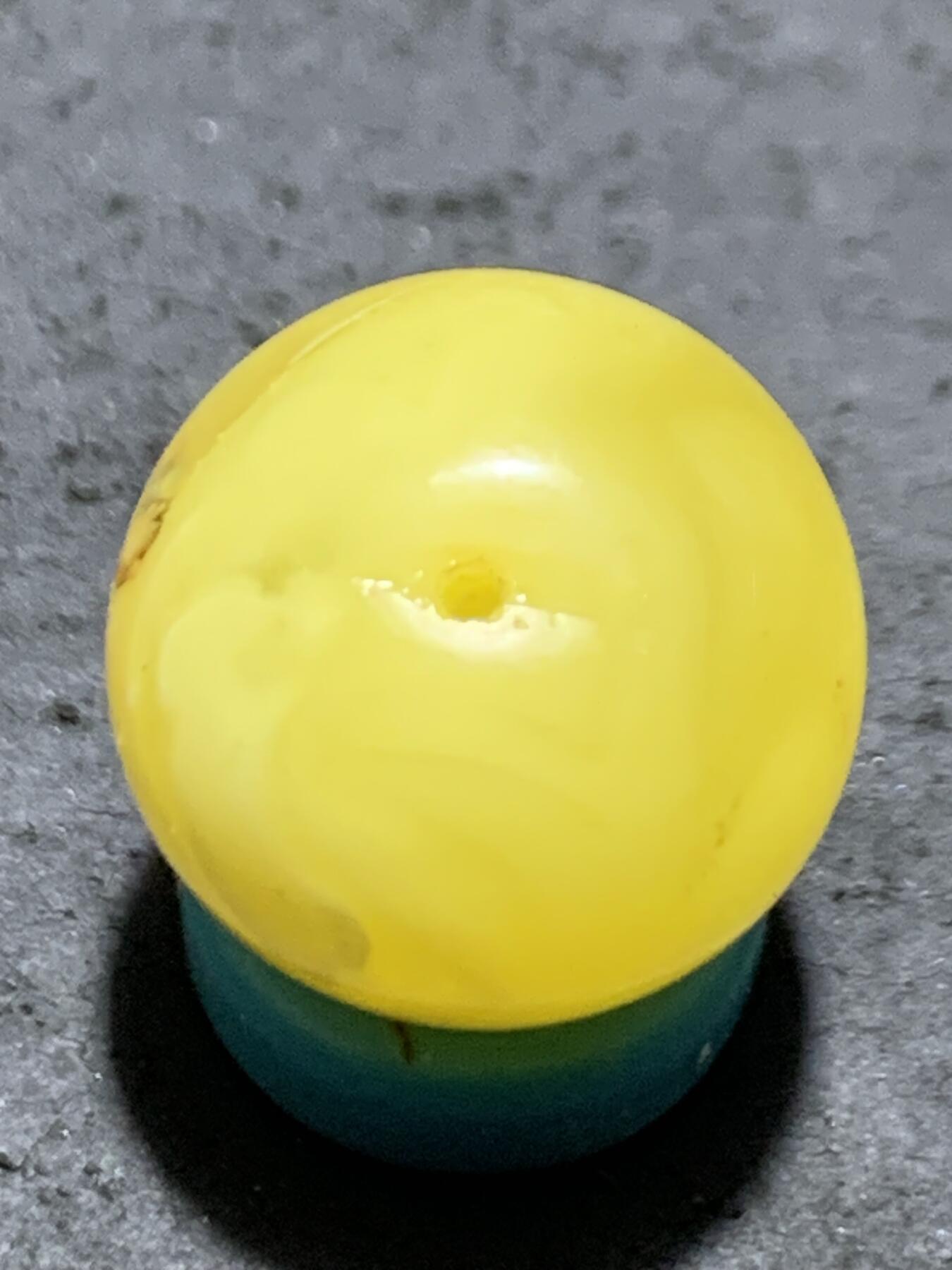 天然乌克兰原矿蜜蜡通货圆珠一颗，