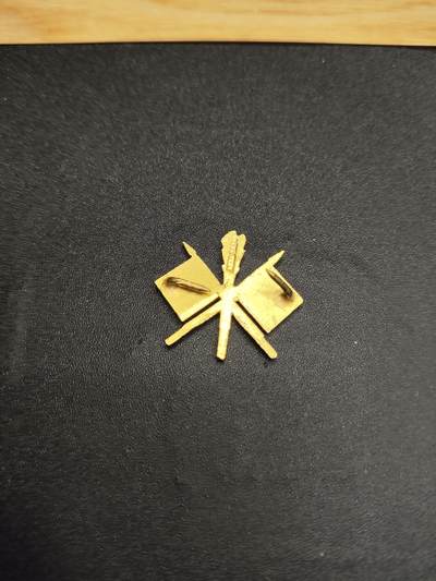 新时代收藏徽章红藏拍卖(第二十四场)  限时回归徽章杂项大合集拍场 二战美军 通讯兵种领章 带不生锈金属标记 与上件拍品尺寸相近但是细节略有不同 因此分开拍