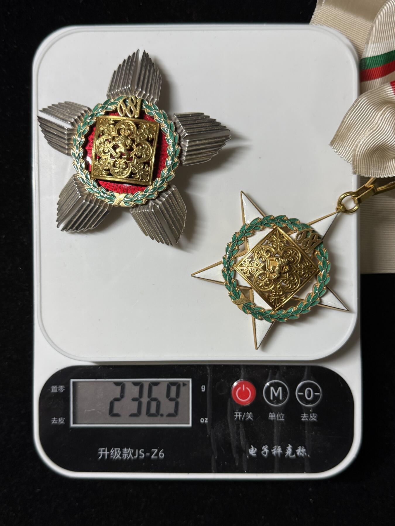 戎马世界章牌大赏第103期 保加利亚十三世纪勋章，该章仅制作一百多枚，非常少见，章体银制，花环与镂空部分均为金制，镂空部分非常厚实，尺寸巨大，带一个智利大十字级勋章盒子，金制章芯重达28克（见最后一图），仅材料价就已极其奢华