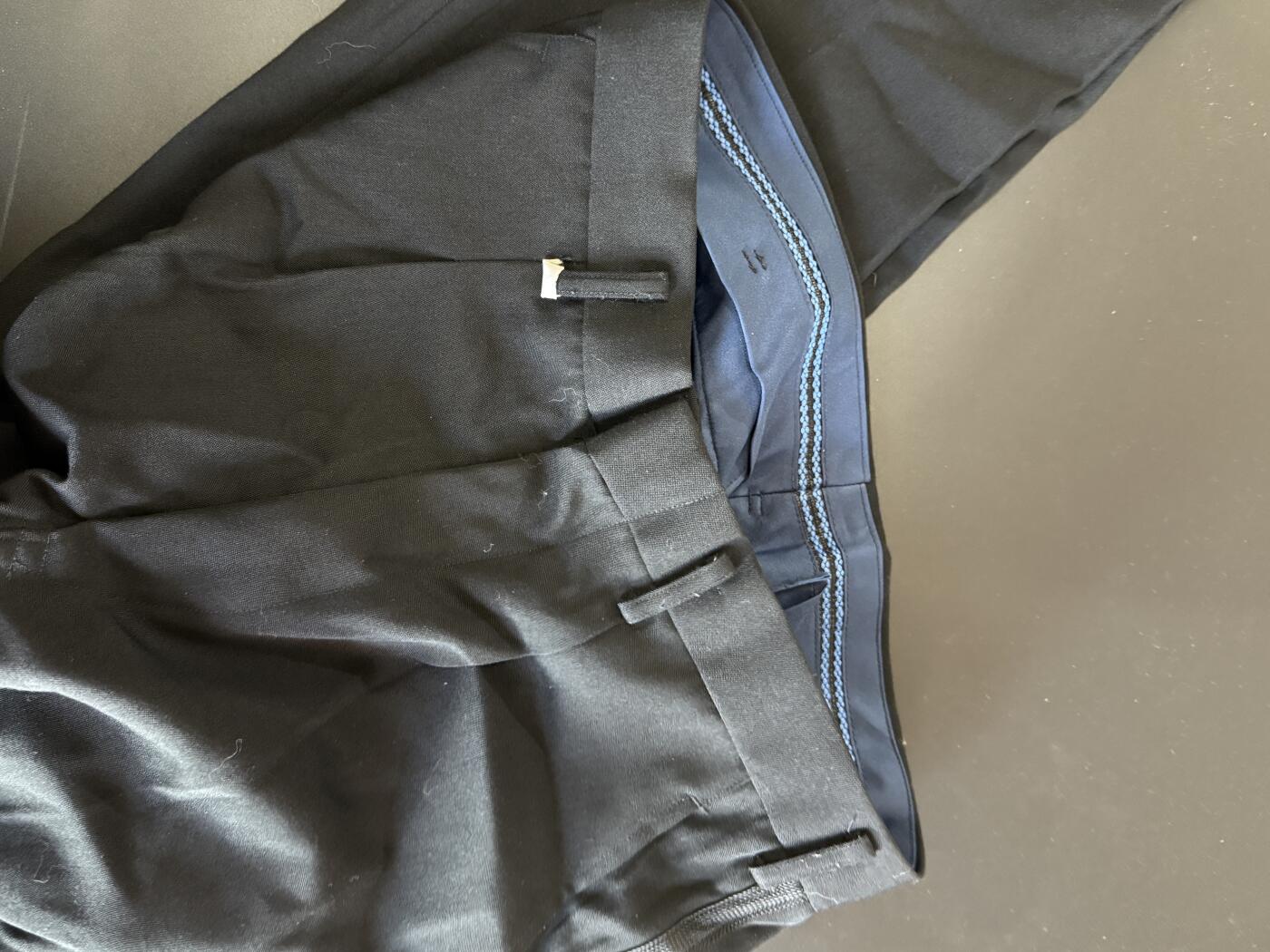 戎马世界章牌大赏第103期 日本海军制服，附带一条疑似国铁裤子，衣服上有蛀洞破损
