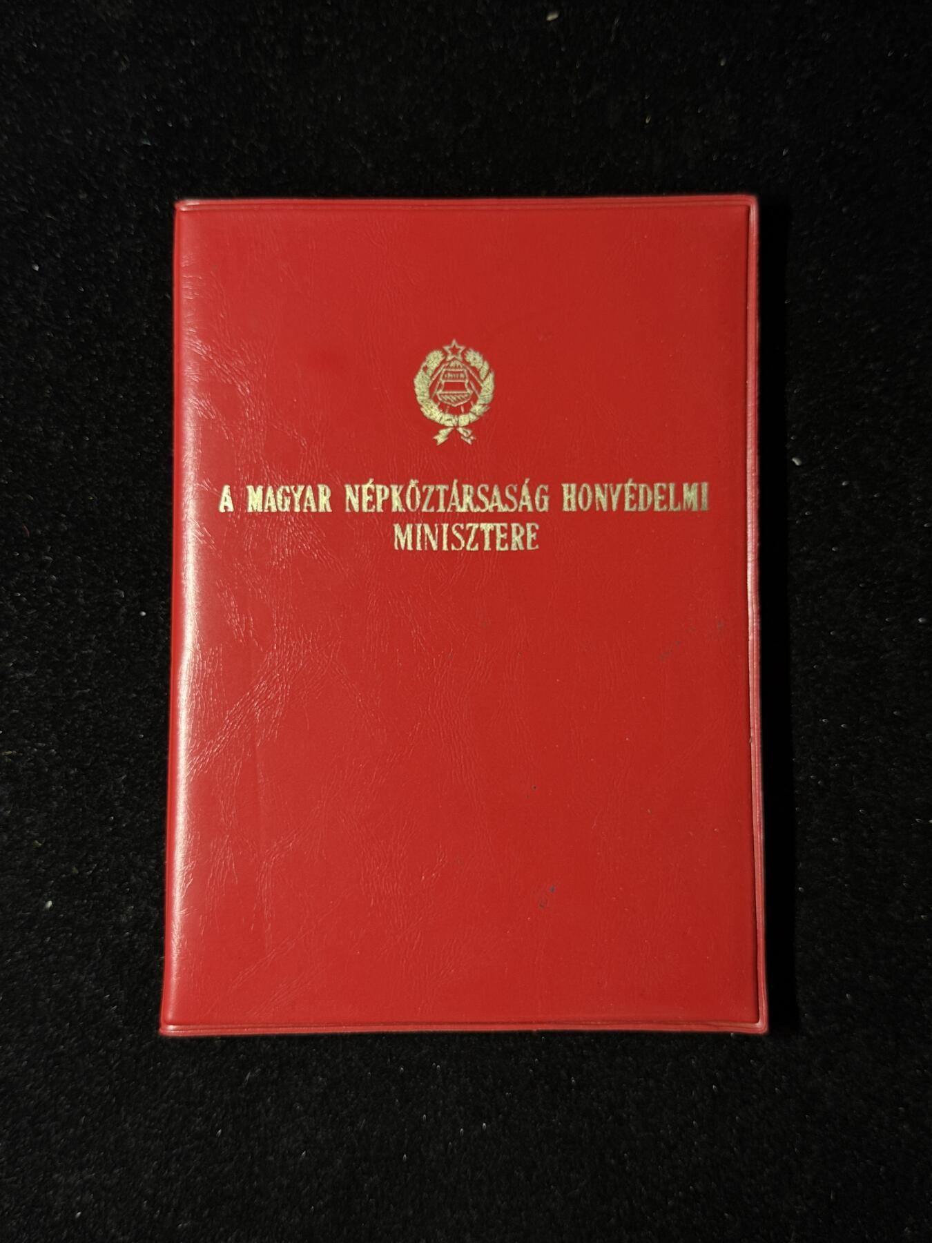 戎马世界章牌大赏第103期 匈牙利人民共和国1979年颁发给准尉 Varga József 的“祖国服务功勋奖章（银级）”证书与证明卡一套，因其在军事与战备训练成绩突出而获授，带国防部长签字与国防部印章