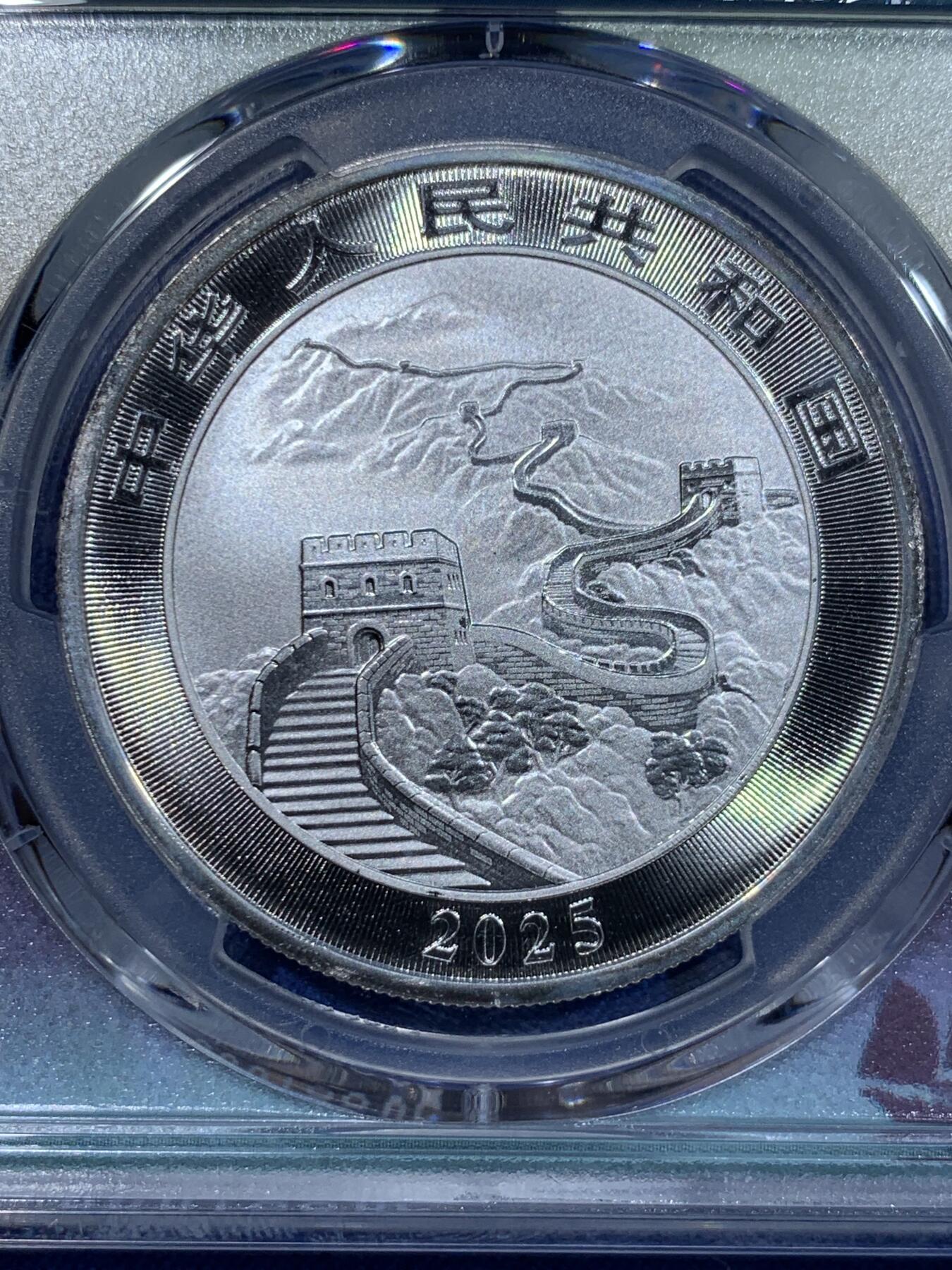 《竞宝斋》第411场 周日，周一，周二，3场连拍 （全场包邮） 三枚一组 PCGS MS70 2025中国龙银币 FS初铸版 海外首发城市新加坡，东京，香港特别标签。限量发行3000套，带初铸标且3枚都满分的不到一半。香港和东京的两枚背面支撑架有磕，细节见图。