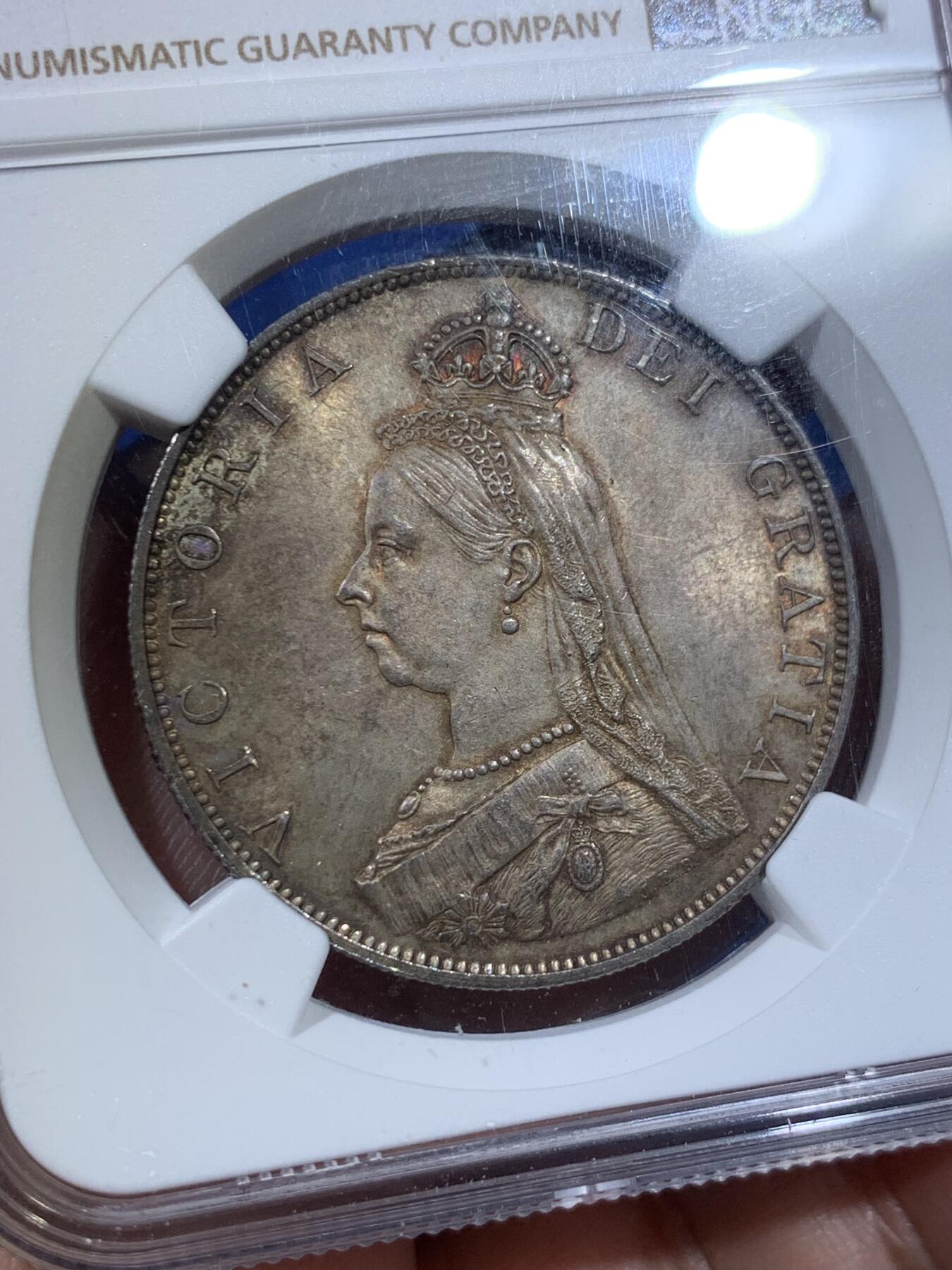 《竞宝斋》第411场 周日，周一，周二，3场连拍 （全场包邮） NGC MS63 英国1887年维多利亚高冠双弗洛林4S银币 双面丝绸底板 包浆一样漂亮 罗马1版本