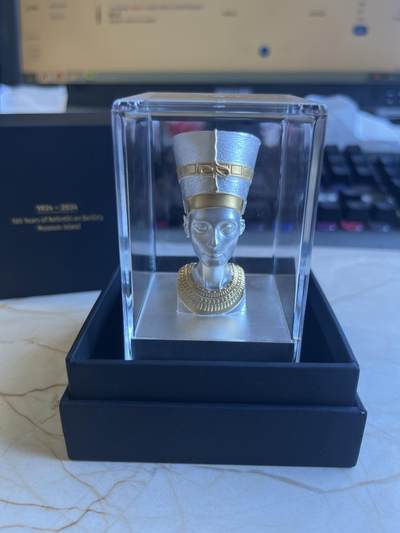 第172期拍卖【长期征集拍品】 - 萨摩亚2024年埃及艳后半身像雕塑5盎司镀金银币原价4200元，999银，发行量999枚