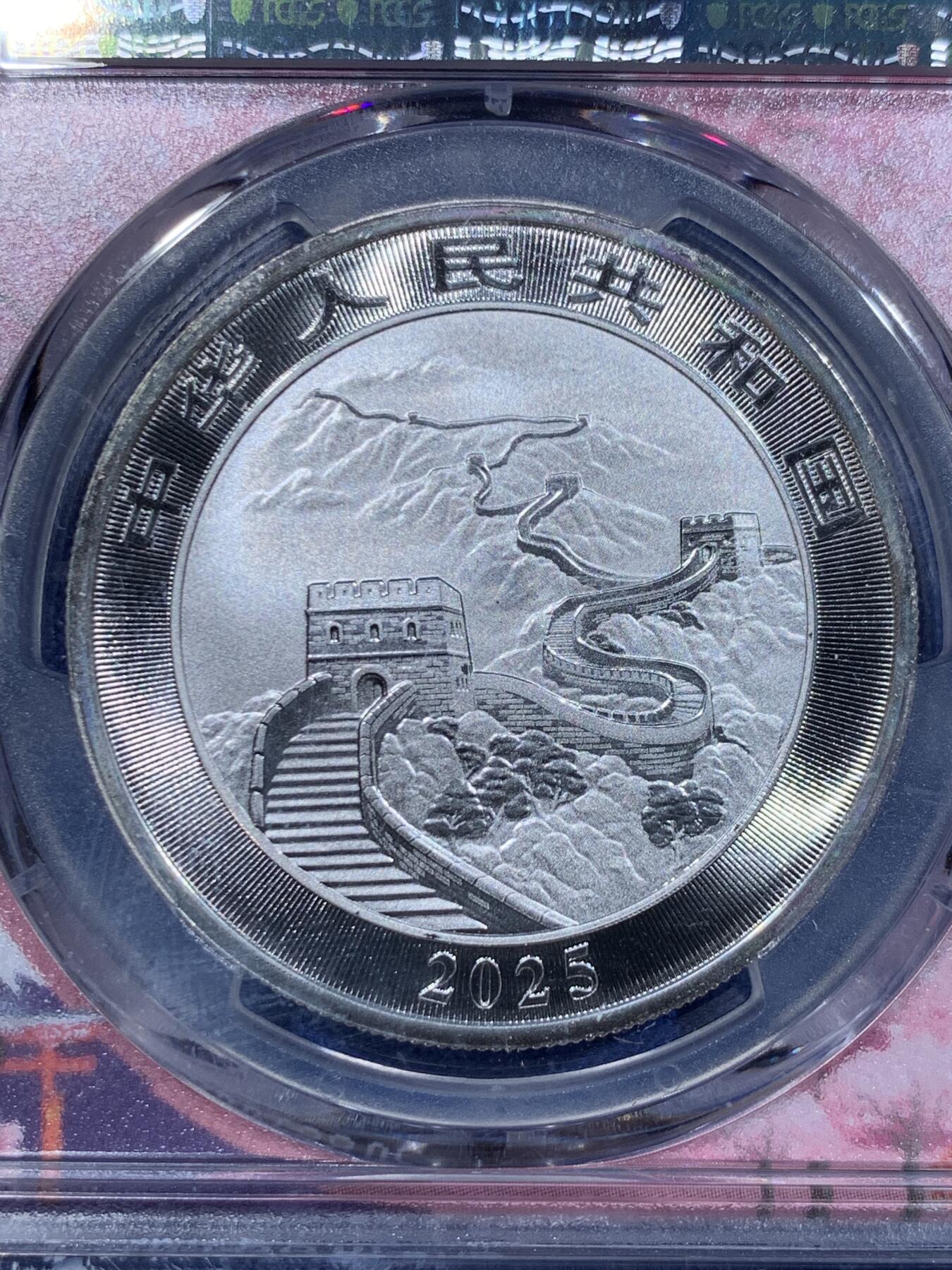 《竞宝斋》第411场 周日，周一，周二，3场连拍 （全场包邮） 三枚一组 PCGS MS70 2025中国龙银币 FS初铸版 海外首发城市新加坡，东京，香港特别标签。限量发行3000套，带初铸标且3枚都满分的不到一半。香港和东京的两枚背面支撑架有磕，细节见图。