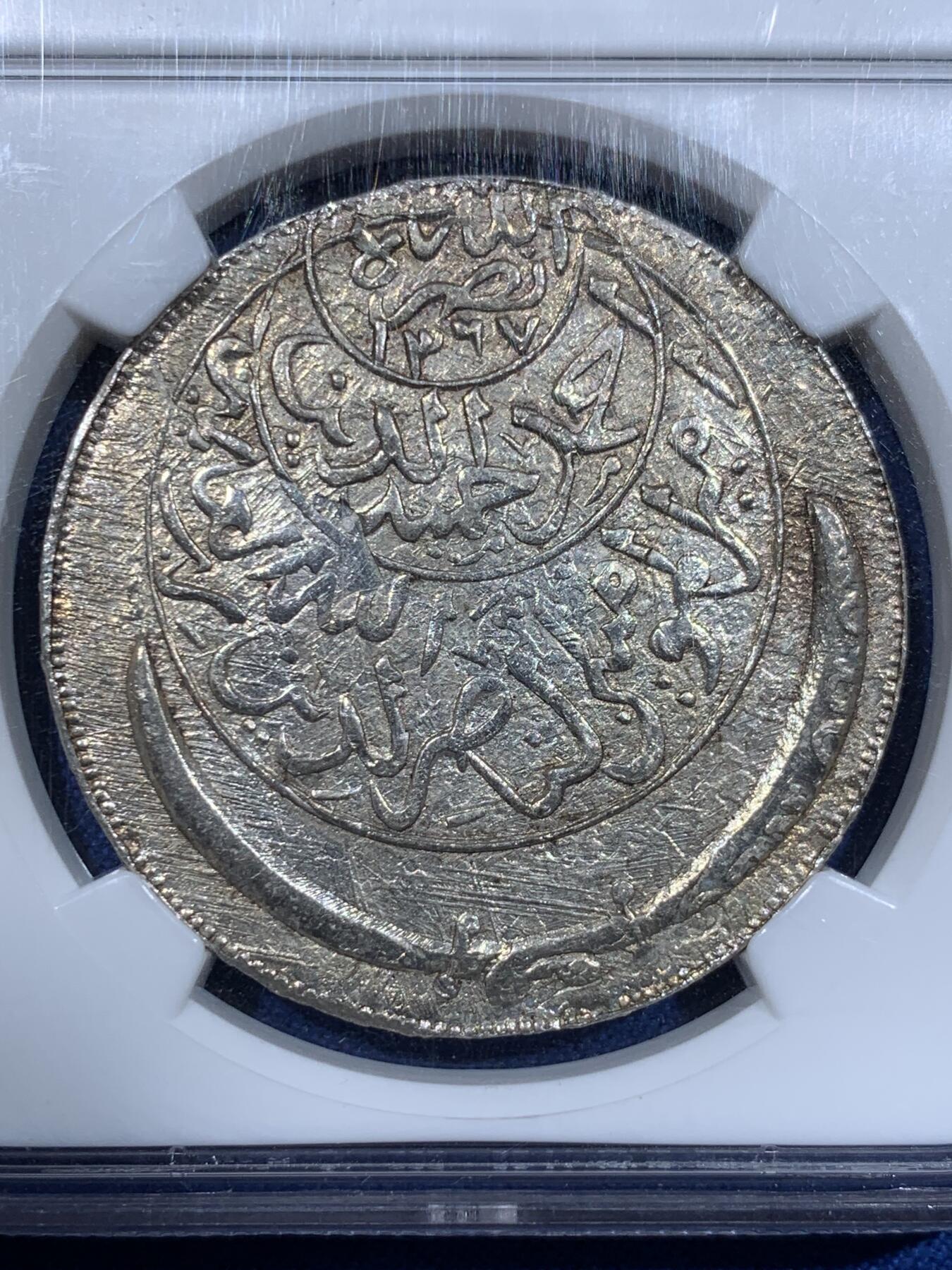 《竞宝斋》第411场 周日，周一，周二，3场连拍 （全场包邮） NGC MS62 也门AH1374(1955)弯刀克朗大银币  少见网红品种，有分难得！该系列很多都是以“大奶妈”等贸易银币为币坯，后期压制的；这枚可以清晰地看见弯刀的刀刃部分有原币坯的细节痕迹，非常值得玩味