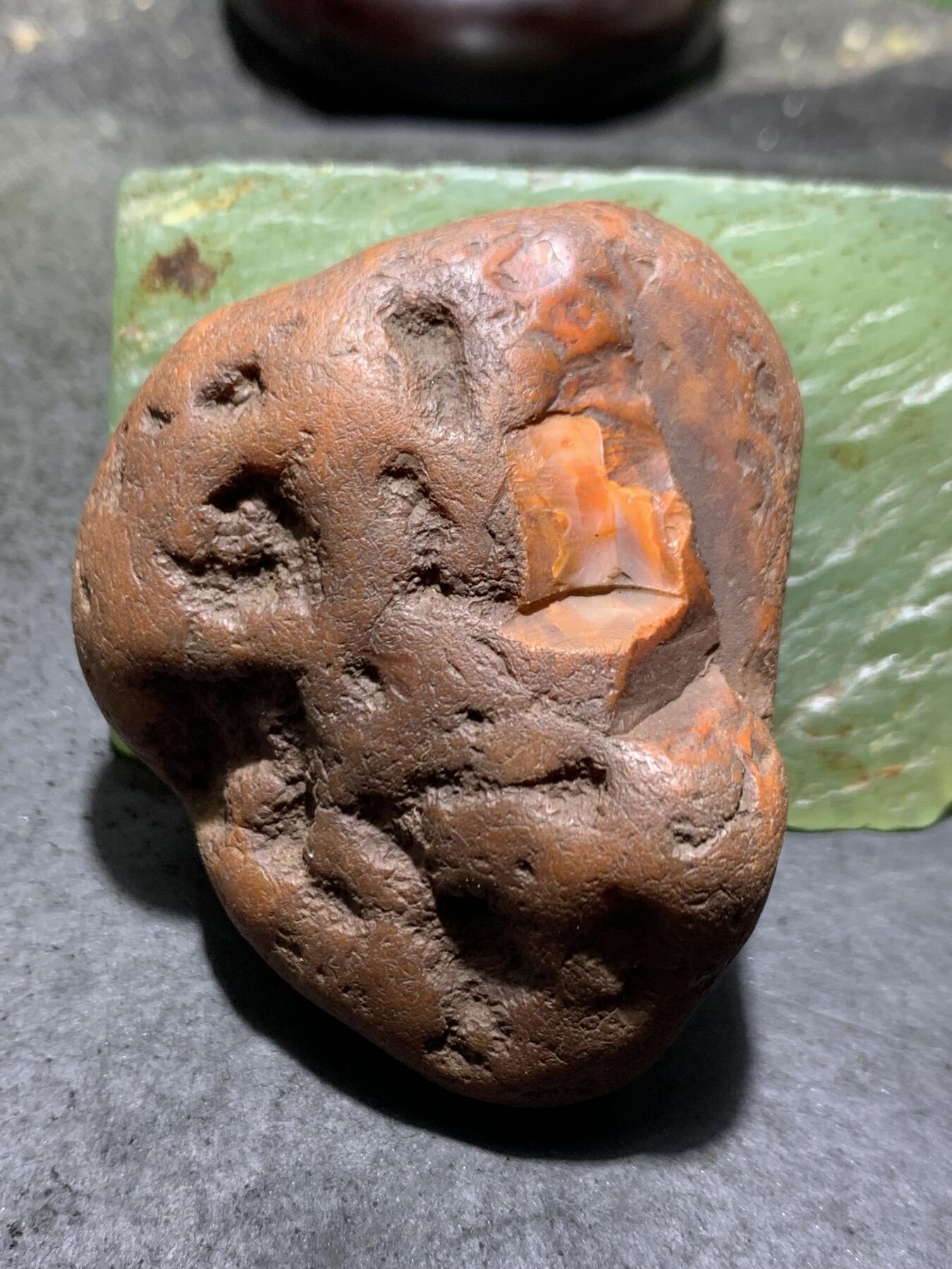 精美柿子红皮开窗料南红玛瑙原石一颗，