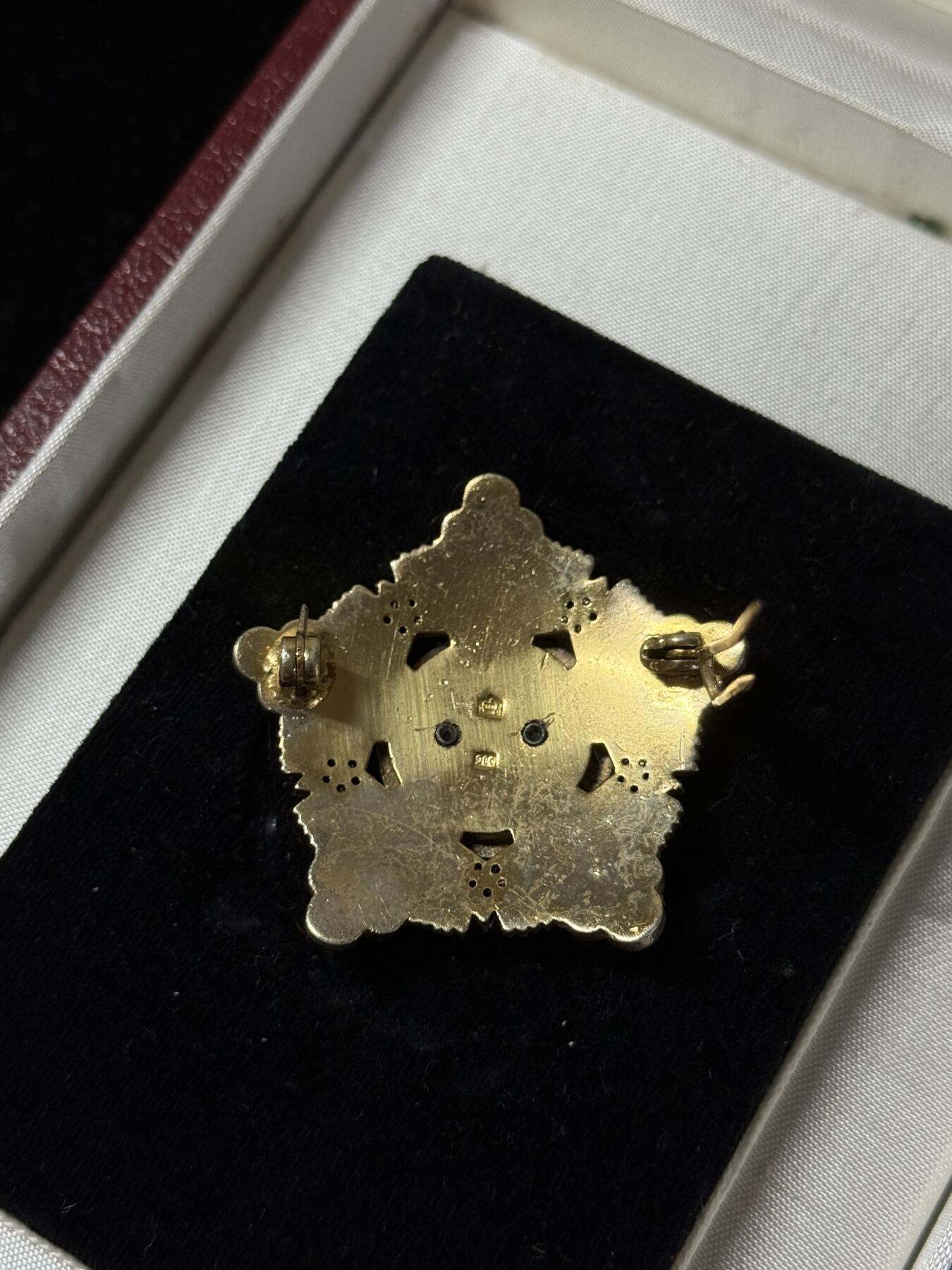 戎马世界章牌大赏第103期 南斯拉夫一级共和国勋章，带原大礼盒，宝石版（五角星与花环均为宝石镶嵌），南斯拉夫高级勋赏，极其少见，银制，左下角珐琅有瑕疵