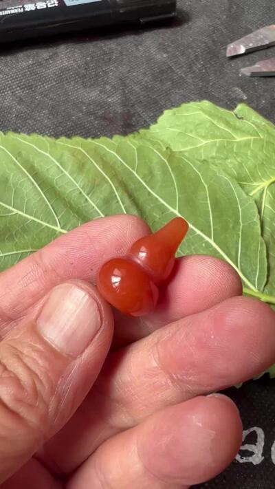 零元拍：漂亮的南红玛瑙葫芦，纯手工，尺寸约：大肚 14，小肚 10，高 23，4.3克，因为拍照环境以及光线的变化，颜色以实物为准。拍到就送一斤（只多不少）南红鱼缸石