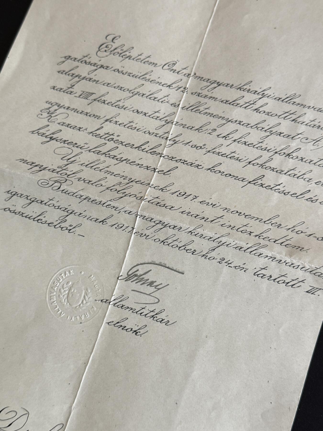 戎马世界章牌大赏第103期 匈牙利王国国家铁路管理局1917年任命状，授予 Dukász Jenő 官员薪级晋升（VIII→VII），年薪2000克朗，附王国压印徽章与国务秘书签字