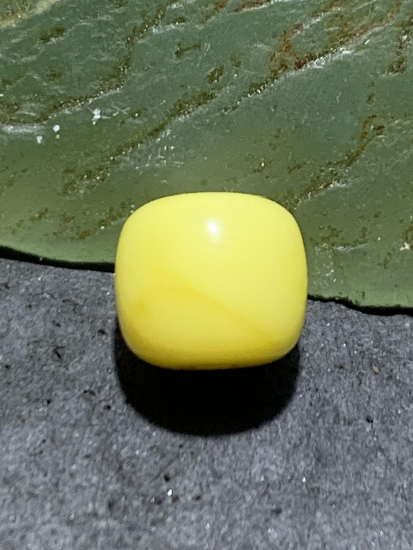 天然俄料原矿蜜蜡老形桶珠一颗，
