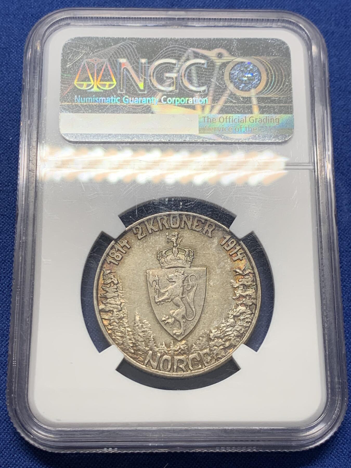 《竞宝斋》第411场 周日，周一，周二，3场连拍 （全场包邮） NGC AU58 挪威 1914年 宪法百年 2克朗银币 正面胶带彩 背面炫五彩 味道一流的少见品种