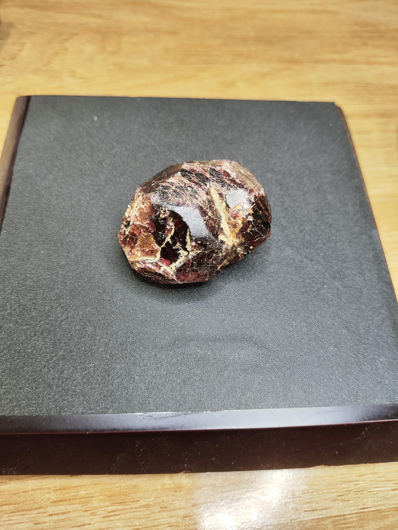 新时代收藏徽章红藏拍卖(第二十四场)  限时回归徽章杂项大合集拍场 宝石矿物标本 石榴石手电打上去很通透 60多克挺重的