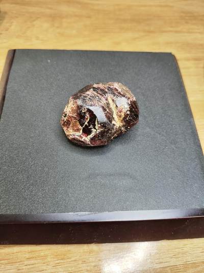 新时代收藏徽章红藏拍卖(第二十四场)  限时回归徽章杂项大合集拍场 宝石矿物标本 石榴石手电打上去很通透 60多克挺重的