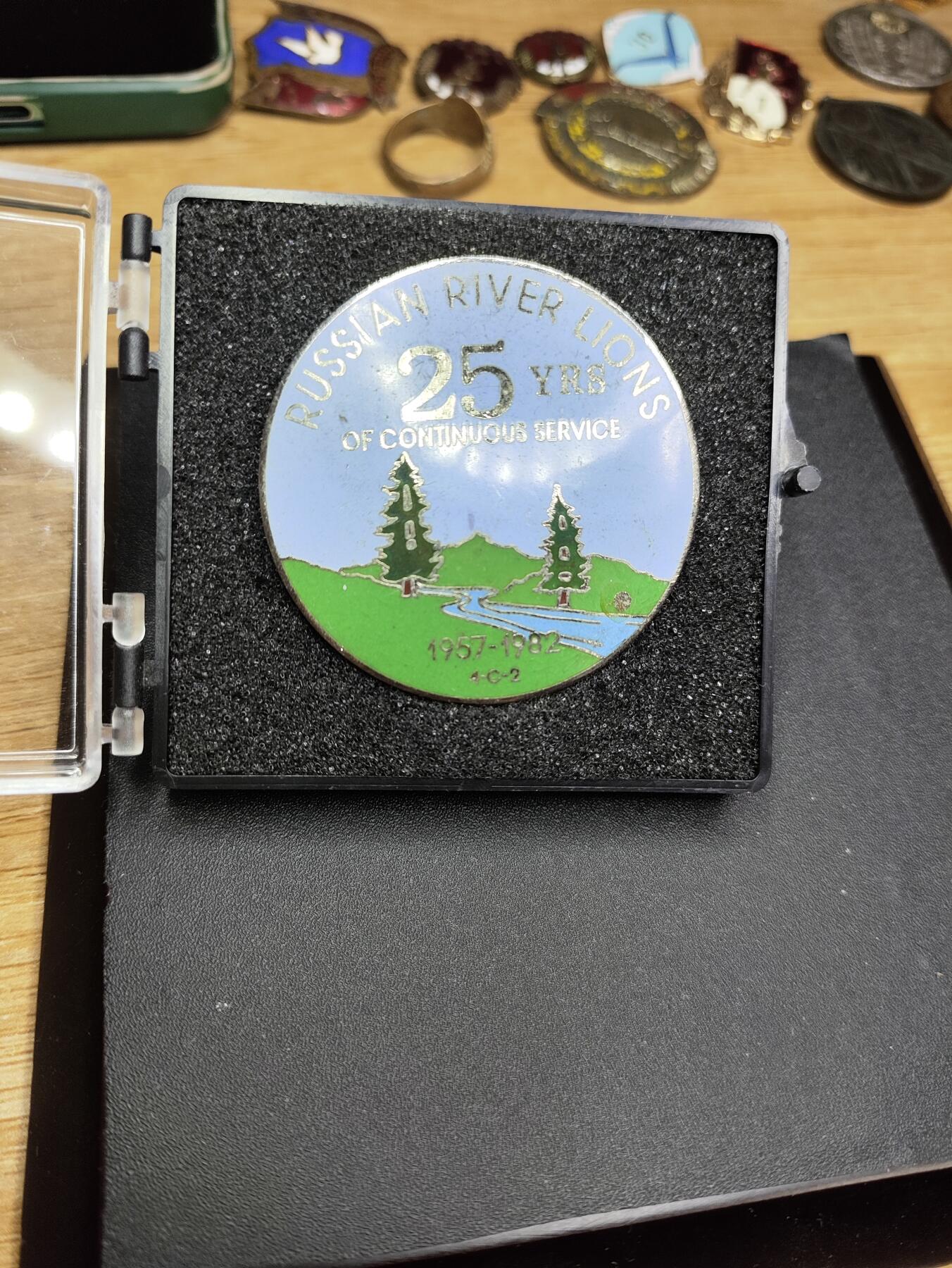 新时代收藏徽章红藏拍卖(第二十四场)  限时回归徽章杂项大合集拍场 美国加利福尼亚俄罗斯河谷护林员工作25周年纪念章 铜制珐琅带原盒 台湾代工