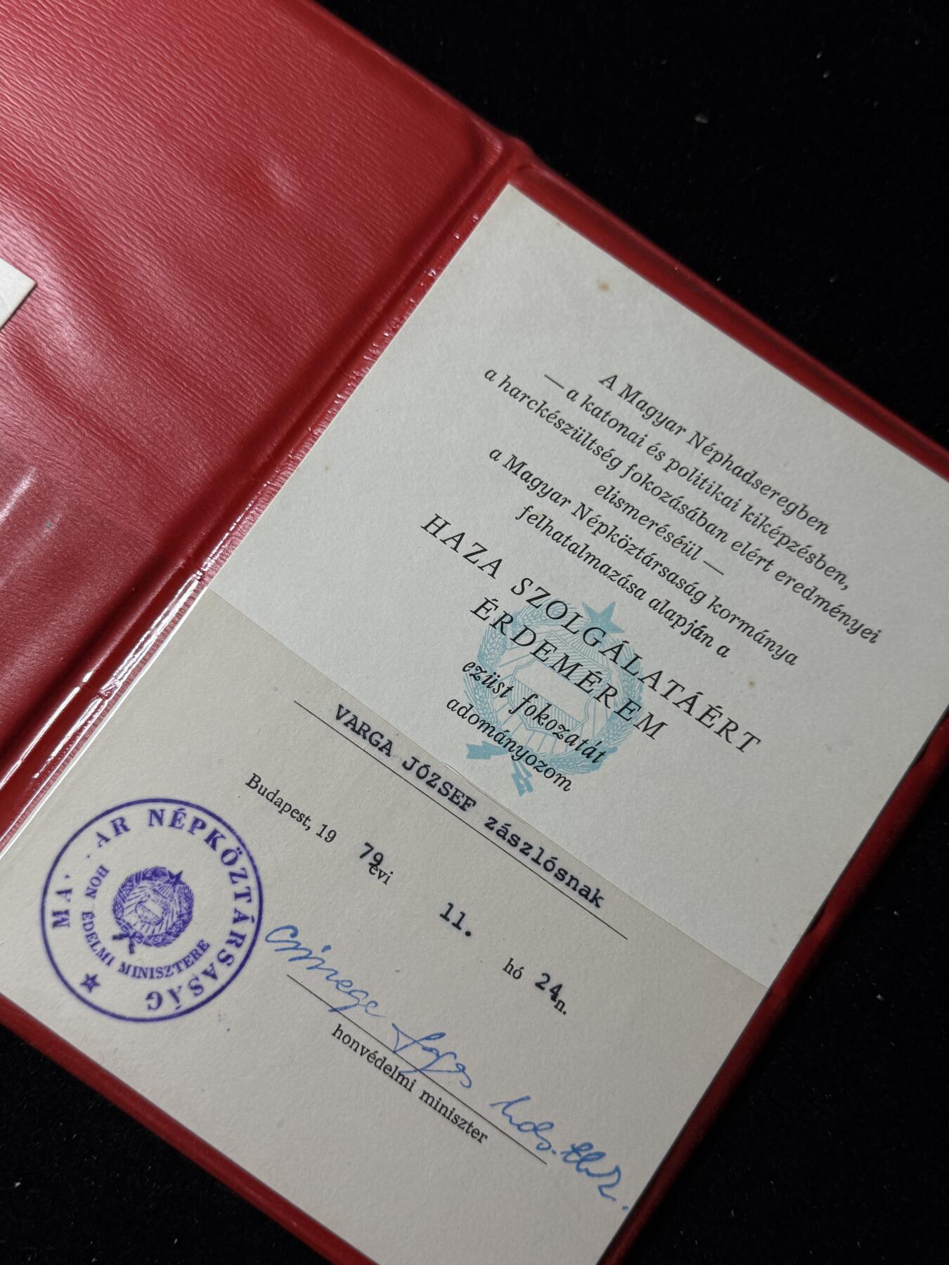 戎马世界章牌大赏第103期 匈牙利人民共和国1979年颁发给准尉 Varga József 的“祖国服务功勋奖章（银级）”证书与证明卡一套，因其在军事与战备训练成绩突出而获授，带国防部长签字与国防部印章