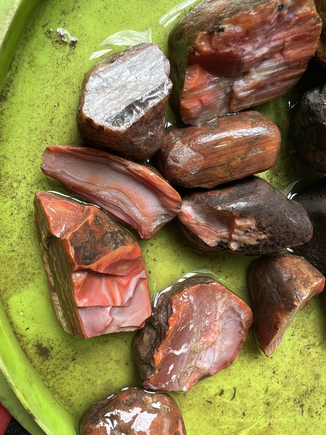 零元拍：漂亮的南红玛瑙葫芦，纯手工，尺寸约：大肚 14，小肚 10，高 23，4.3克，因为拍照环境以及光线的变化，颜色以实物为准。拍到就送一斤（只多不少）南红鱼缸石
