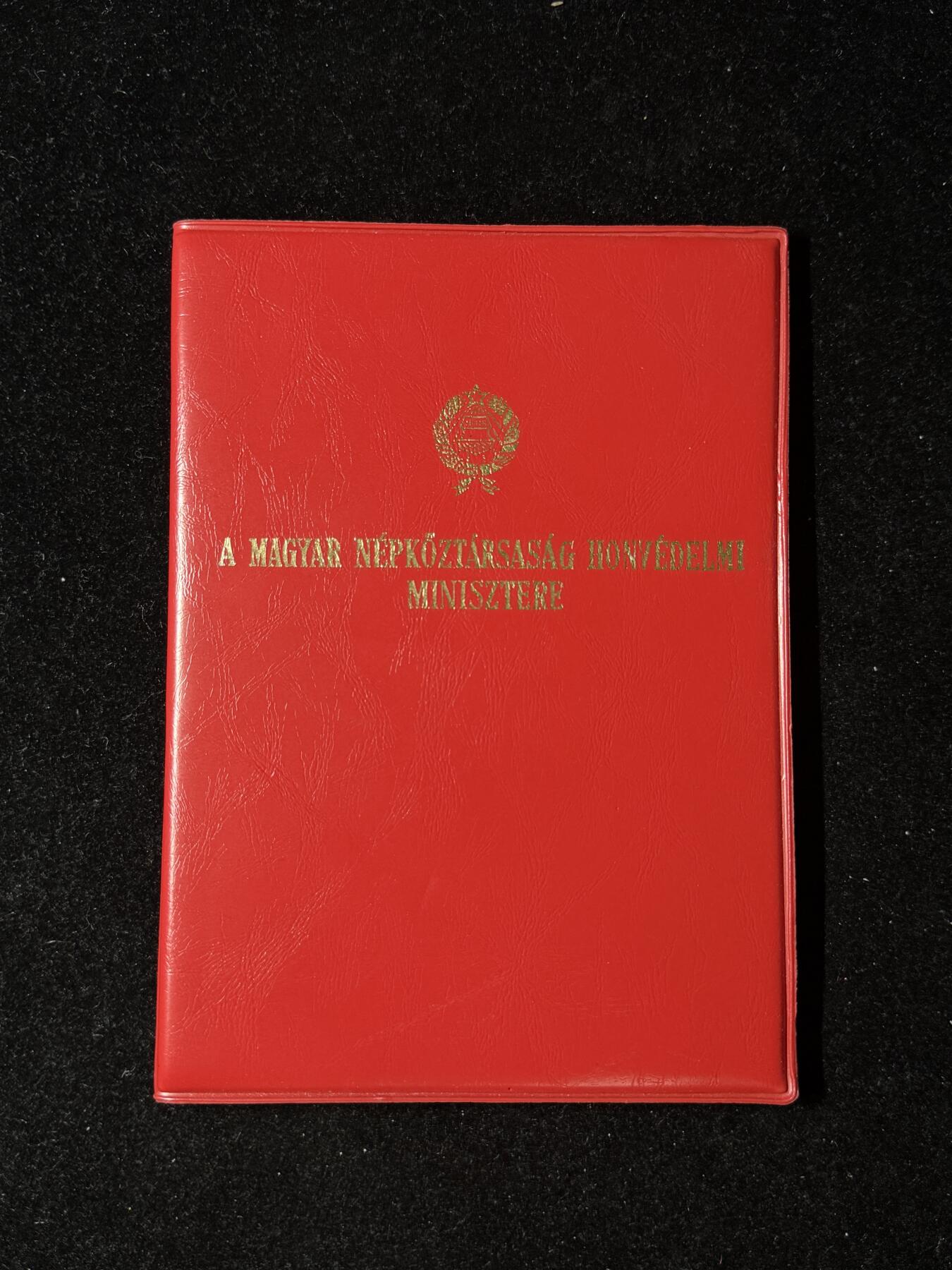 戎马世界章牌大赏第103期 匈牙利人民共和国1983年颁发给 Bujtor Margit 的“国防功勋奖章”证书与证明卡一套，因其25年优异工作成绩而获此荣誉，带国防部长签字与国防部印章