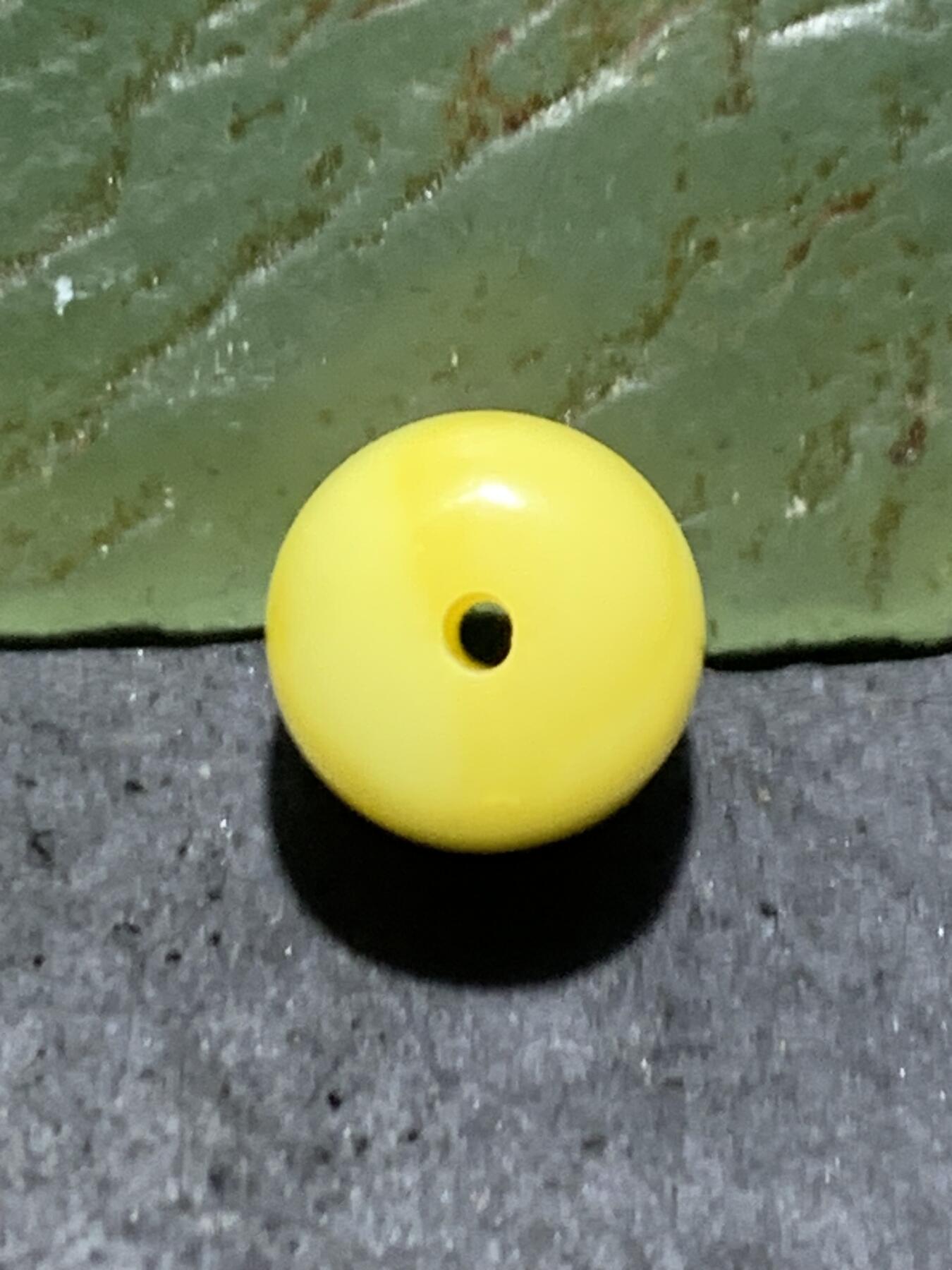 天然俄料原矿蜜蜡老形桶珠一颗，