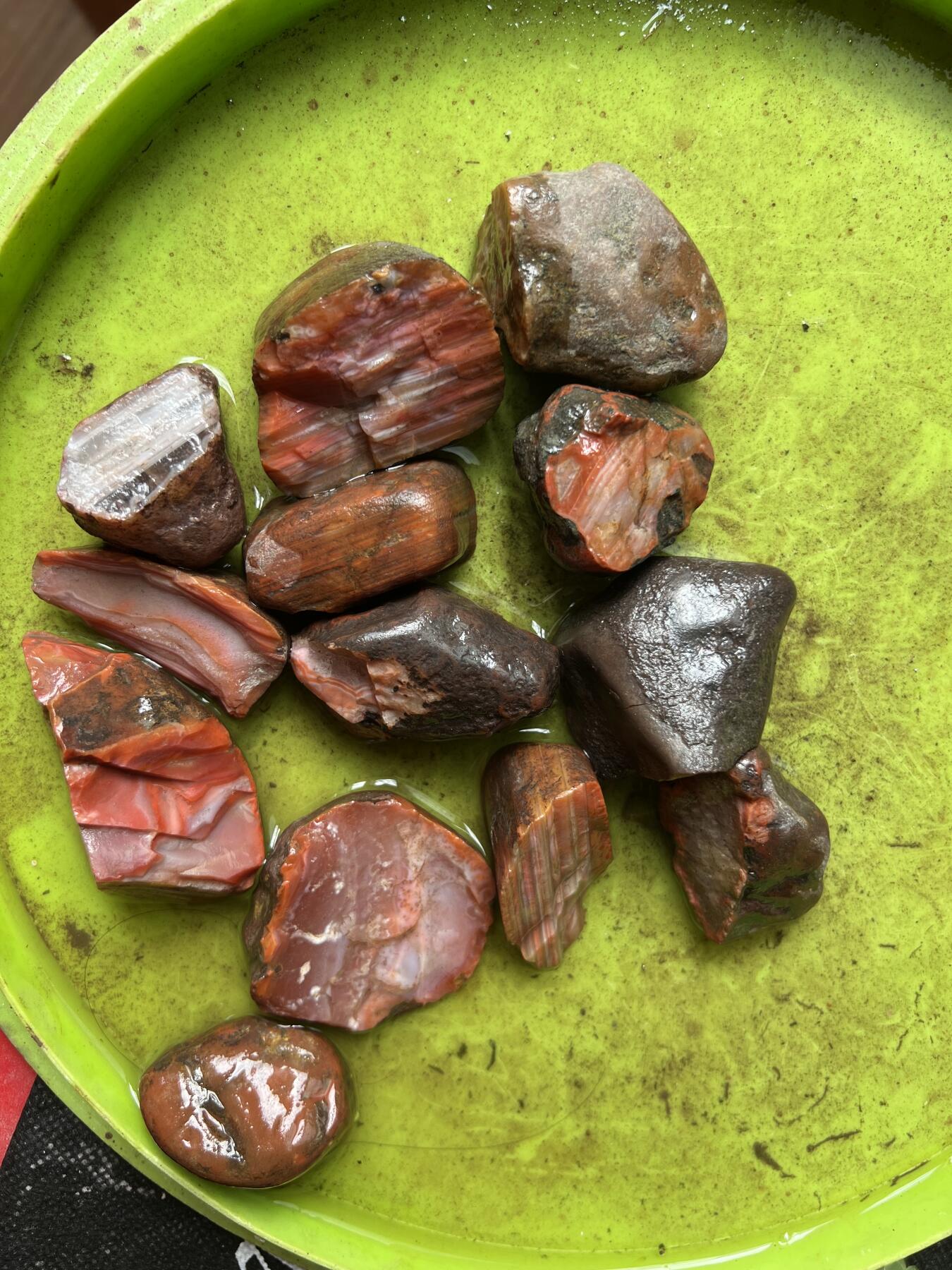 零元拍：漂亮的南红玛瑙葫芦，纯手工，尺寸约：大肚 14，小肚 10，高 23，4.3克，因为拍照环境以及光线的变化，颜色以实物为准。拍到就送一斤（只多不少）南红鱼缸石