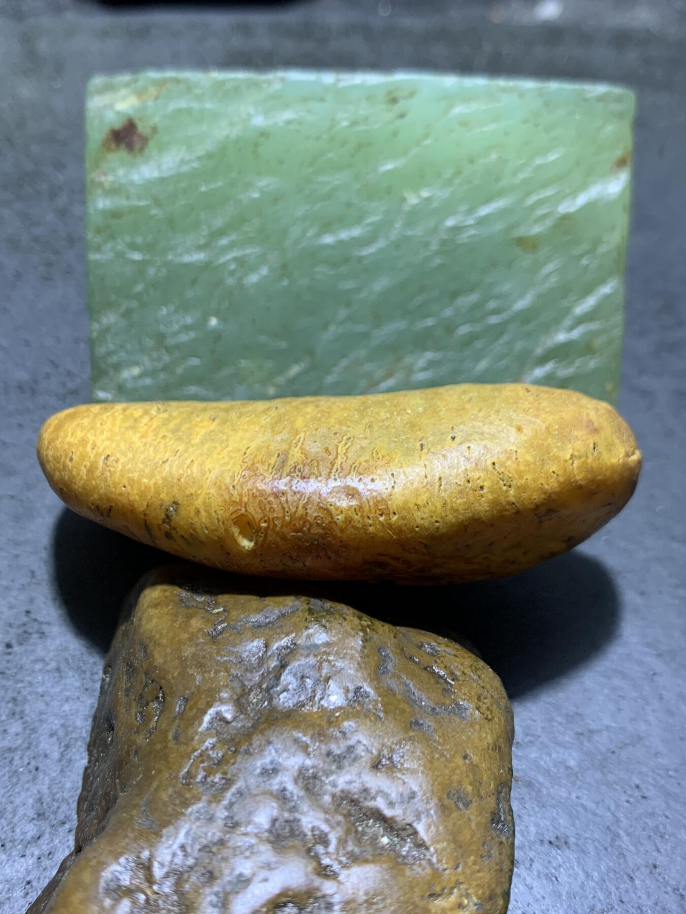 精美天然马达加斯加玛瑙原石把件，摆件一个
