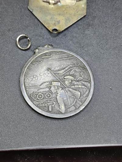 新时代收藏徽章红藏拍卖(第二十四场)  限时回归徽章杂项大合集拍场 朝鲜祖国解放奖章 志愿军版 原章 原上挂 挂环有损