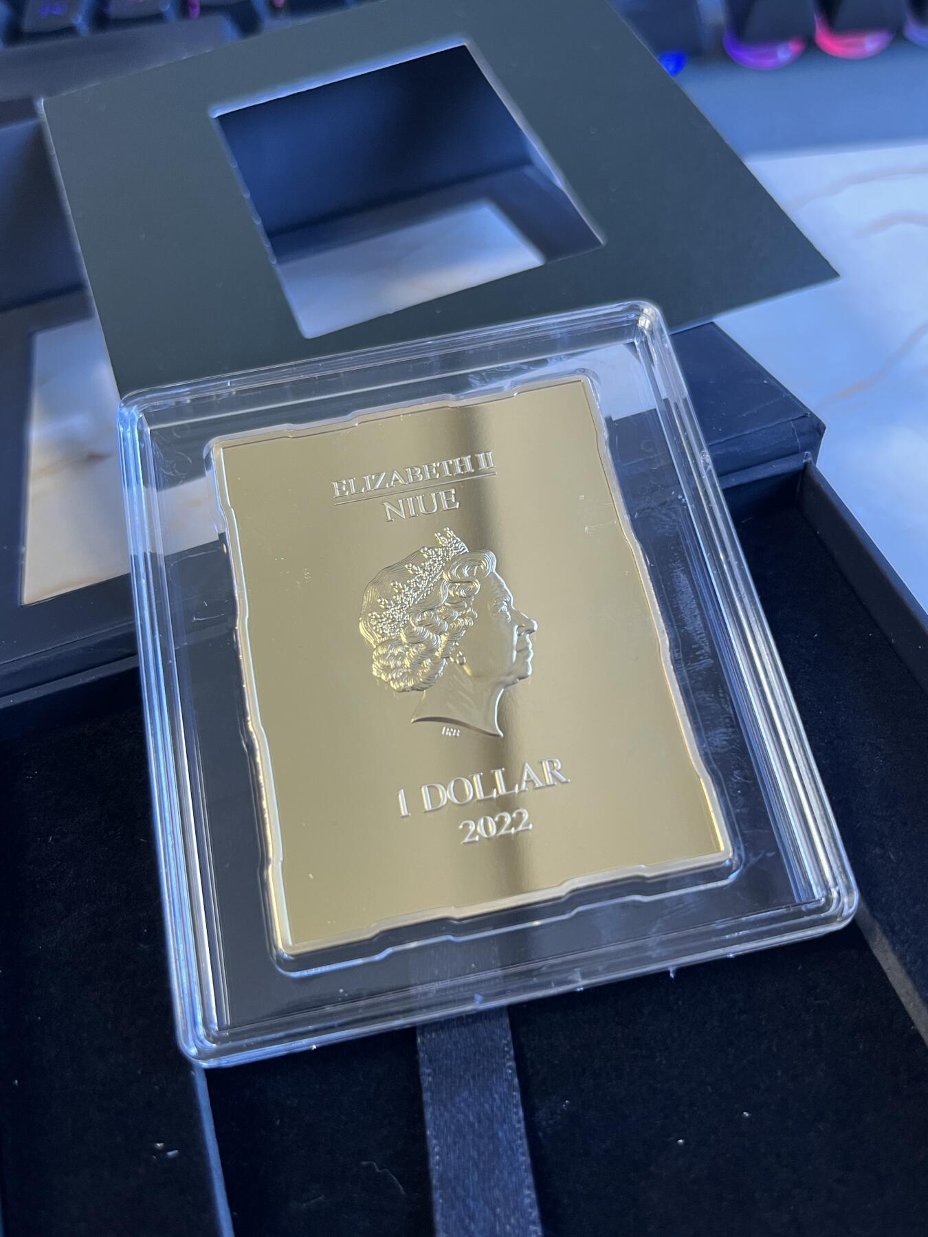 第171期拍卖【长期征集拍品】 纽埃2022年世界名画拼图艺术达芬奇蒙娜丽莎纪念银币，999银+铜，1克银，60克铜，发行2000枚，塑料盒有点瑕疵