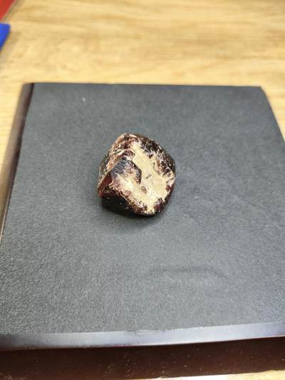 新时代收藏徽章红藏拍卖(第二十四场)  限时回归徽章杂项大合集拍场 宝石矿物标本 石榴石 克重29克 通透